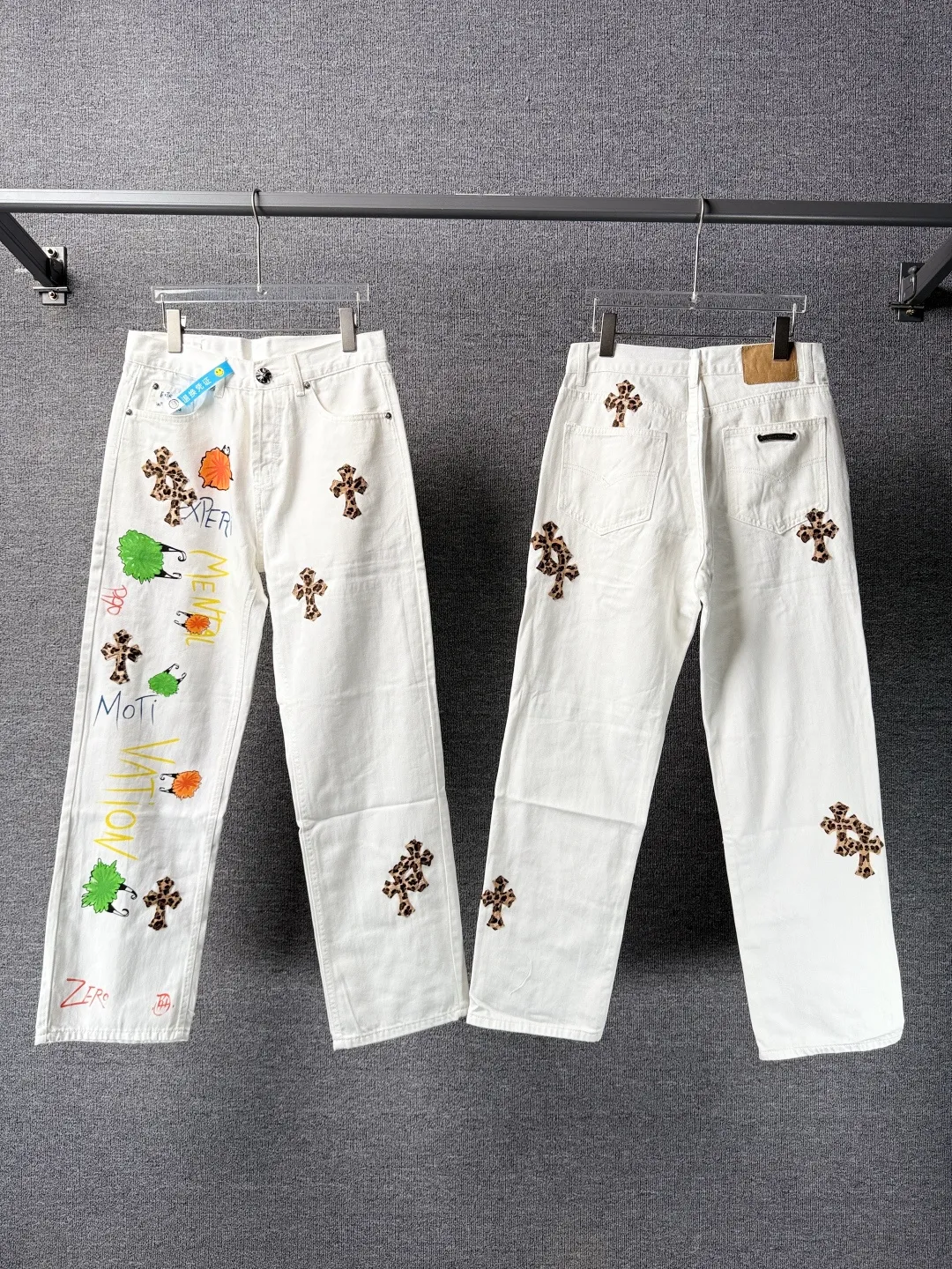 P240 💰 (Top version) Chrome Hearts/Chrome Hearts Classic white hand-painted monster cow series colorful leather cross washed color fabric unisex denim trousers Vibe style straight stacked god-level version Carbon fine bias denim color cloth Old vintage full set of hardware - Chrome Hearts white cow series The high version uses high-ounce custom fabrics, fermentation washing and soft color fixation, soft and thick to wear, the details are all made by hand-polished craftsmanship, all-over printed jacquard fabric Unique design style. Through multiple processes to create a full retro feel. Unique niche non-contrast shirt. Customized distressed spray-painted buttons. Craftsmanship in every detail. Color: white hand-painted monster. Size: 28-30-32-34 (corresponding to S-M-L-XL)